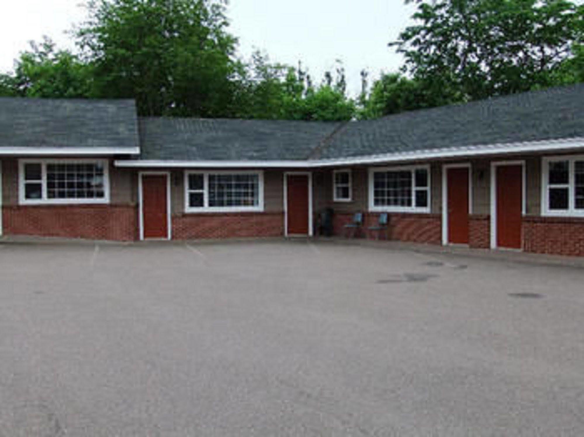 Stonehouse Motel And Restaurant Труро Екстериор снимка