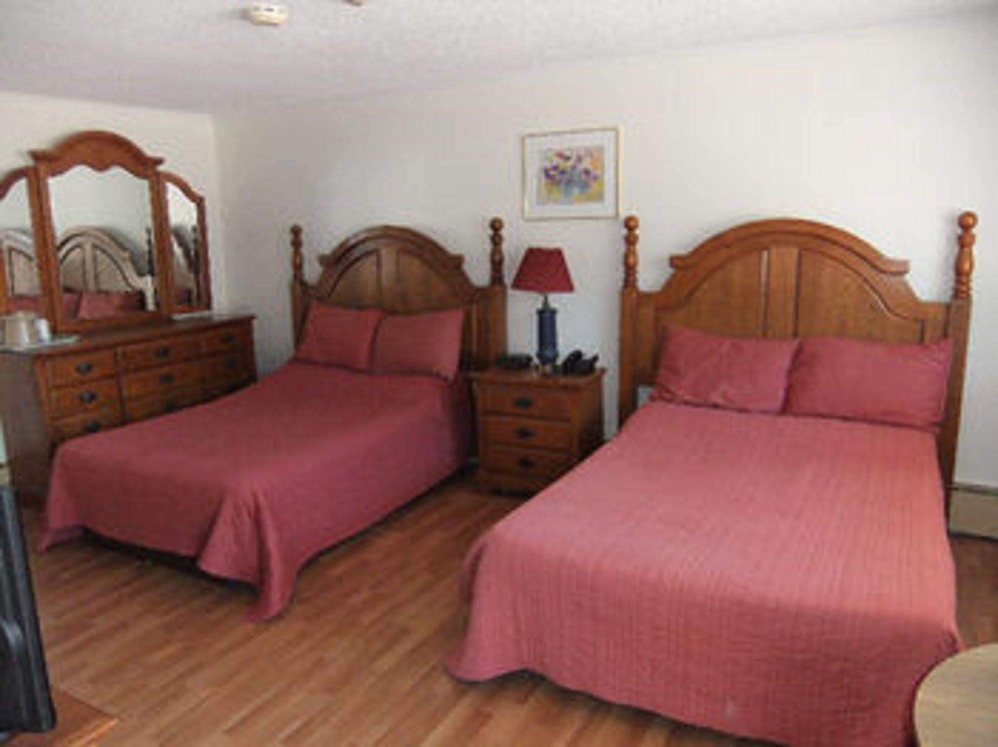 Stonehouse Motel And Restaurant Труро Екстериор снимка